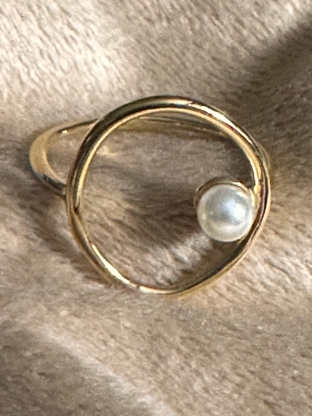 Elegant gold tone ring with faux pearl - size 10